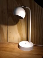 Velador con Cabezal Orientable Blanco con estructura de Hierro - Image 2