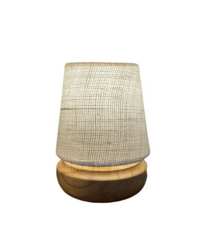 HONGUITO – Velador de Mesa con Pantalla de Arpillera y Base de Madera