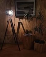 RUFO – Lámpara de Pie Trípode con Base de Madera Regulable - Image 3