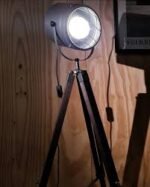 RUFO – Lámpara de Pie Trípode con Base de Madera Regulable - Image 2